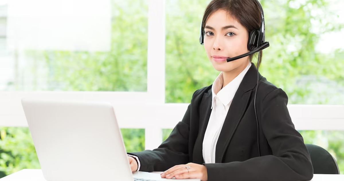 Hình ảnh trung tâm hỗ trợ khách hàng 555win với nhân viên thân thiện và các kênh liên lạc